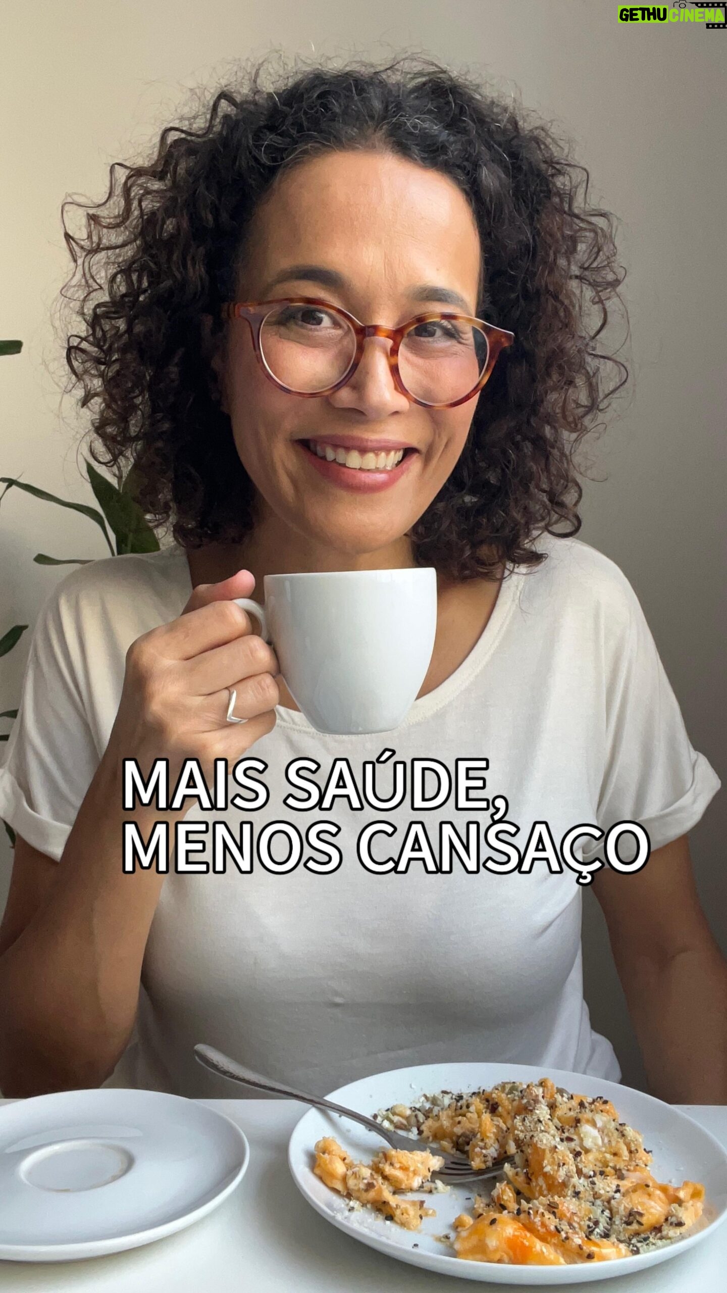 Carolina Loback Instagram - A Pague Menos me convidou pra comemorar seu aniversário de 43 anos batendo um papo aqui no nosso café sobre coisas que “Mais significam Menos”. E isso me fez lembrar que quanto mais eu me mexo, mais eu me conecto ao que me faz sorrir. E quanto mais sorrio, mais disposição para as coisas boas da vida eu tenho e menos cansaço sinto. E você? Quais são as coisas que “Mais significam Menos” na sua vida? Na Pague Menos, mais é sempre menos! #publicidade