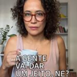 Carolina Loback Instagram - Bom dia! A gente vai dar um jeito de priorizar a vida antes que o pior aconteça, né? Se você está em no Sudeste, Distrito Federal, Nordeste e no Sul (parte das cidades do RS), vá até uma agência dos Correios e doe para as vítimas da catástrofe climática no Rio Grande do Sul. Eles estão precisando muito de água potável. Os Correios estão recebendo: - ÁGUA (prioridade); - Alimentos de cesta básica; - Material de higiene pessoal; - Material de limpeza seco; - Roupas de cama e de banho; - Ração para pet.