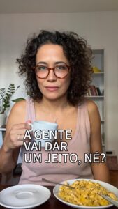 Carolina Loback Instagram - Bom dia! A gente vai dar um jeito de priorizar a vida antes que o pior aconteça, né? Se você está em no Sudeste, Distrito Federal, Nordeste e no Sul (parte das cidades do RS), vá até uma agência dos Correios e doe para as vítimas da catástrofe climática no Rio Grande do Sul. Eles estão precisando muito de água potável. Os Correios estão recebendo: - ÁGUA (prioridade); - Alimentos de cesta básica; - Material de higiene pessoal; - Material de limpeza seco; - Roupas de cama e de banho; - Ração para pet.