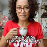 Carolina Loback Instagram - Bom dia! Aguardo convites para um chá da tarde, um café, um suco. Chega de tempos mortos. #terça #menopausa #alcool #ressaca