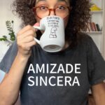 Carolina Loback Instagram - Bom dia! Manda pra aquele seu amigo que adora postar foto na balada e não diga nada. #café #terça #humor