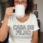 Carolina Loback Instagram - Bom dia! Se alguém achar o botão de desligar o modo “filha, faz assim, filha, faz assado”, me conta onde fica? #café #segunda #filhos