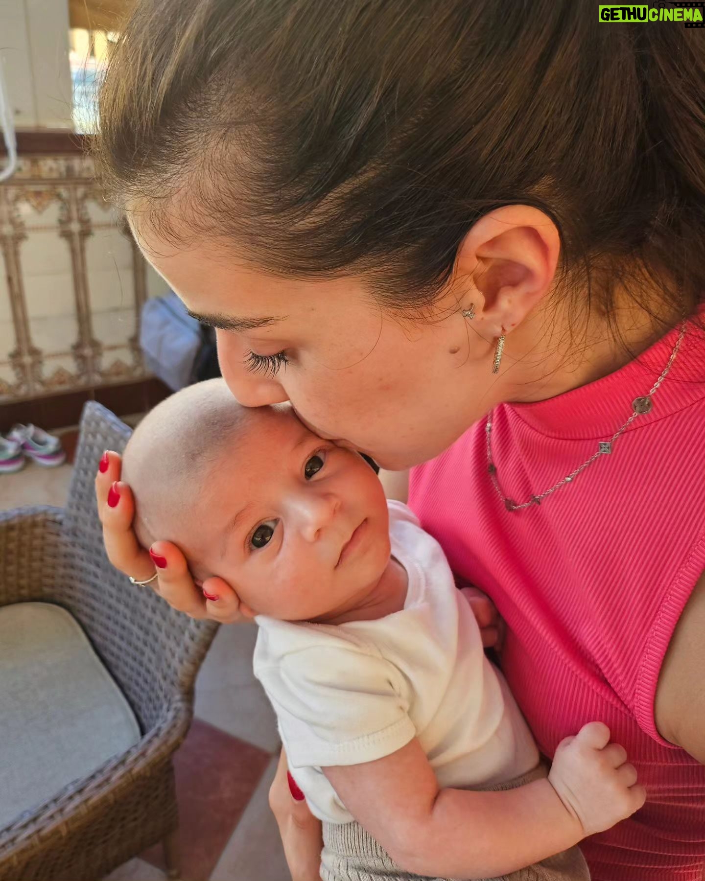 Carolina Marín Instagram - Recap de una semana en casa con el corazón lleno de amor ❤️ 1- Mi playa, mi paraíso 🏖 2- Bienvenido, Lucas 👶🏻 3- Siempre juntos ✨ 4- Mi abuelita🥰 5- Intenté pescar algo y se me escapó un choquito 👻 6- Comilona en el pueblo 🍽️ 7- Mi niña bonita 😘 8- Muchas sevillanas y oleé 💃🏻 9- Los amigos siempre cerca 👻 10- Mi familia romera 🥳