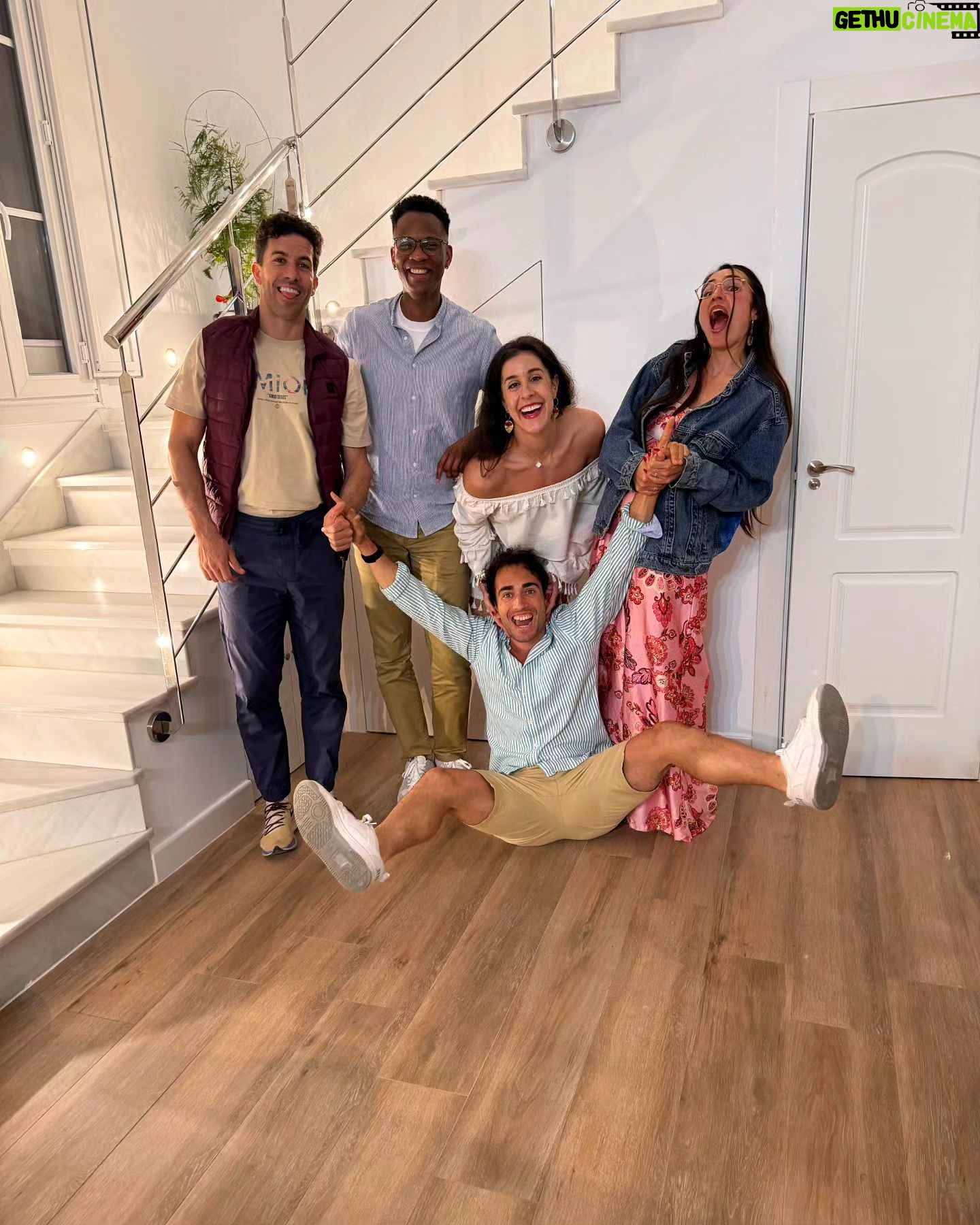 Carolina Marín Instagram - Recap de una semana en casa con el corazón lleno de amor ❤️ 1- Mi playa, mi paraíso 🏖 2- Bienvenido, Lucas 👶🏻 3- Siempre juntos ✨ 4- Mi abuelita🥰 5- Intenté pescar algo y se me escapó un choquito 👻 6- Comilona en el pueblo 🍽️ 7- Mi niña bonita 😘 8- Muchas sevillanas y oleé 💃🏻 9- Los amigos siempre cerca 👻 10- Mi familia romera 🥳