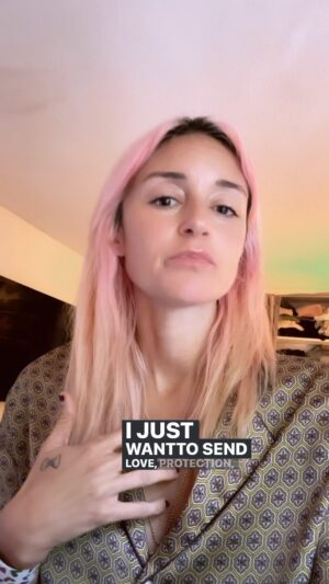 Caroline D'Amore Instagram - Thinking of everyone in Israel right now . I stand with each and every one of you. Sending all my love and prayers. Praying everyone is going to be ok. I love you all. 🇮🇱🩵🩷