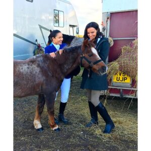 Caroline Ford Instagram - Just caught on set in a completely candid and in no way posed moment with @jaylenbarron and this very cute little pony..... 😜 #posers #littlehorses