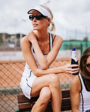 Caroline Winberg Instagram - Första gången i Båstad och vad kul vi har haft det. Spelat tennis med ett gäng proffs, minglat med underbara gäster på Papas Garden och festat hela natten med @ellesverige och @1664blanc alkoholfri.   Håller tummarna för att detta blir en ny sommartradition! #1664Blanc