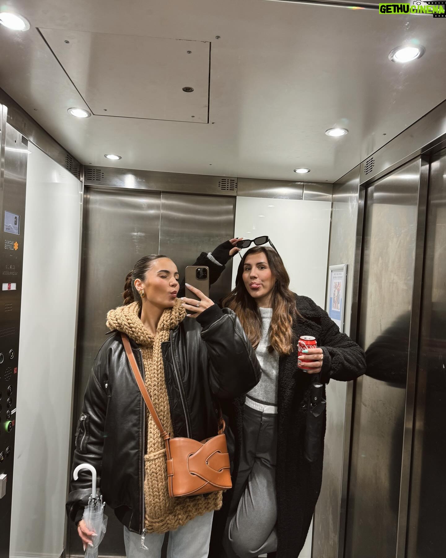 Caroline Ambrosini Instagram - Londres photo dump 🇬🇧 Des illuminations de Noël, une peluche, à manger, une copine, caro la fraise et un show à la Magic Mike, que demander de plus ? Le dernier c’est cadeau et c’est vraiment le quart de ce que j’ai pu voir pendant le show 🔥 #explorer #london #christmaslights #magicmikelondon #photography