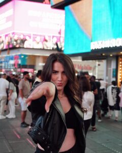 Caroline Ambrosini Instagram - New-York je t’aime ✨ Incroyable séjour à New-York grâce à @primevideofr Événement pour le lancement de “l’été où je suis devenue jolie” saison 2, j’ai eu la chance de rencontrer les acteurs et de découvrir la bande annonce et cette deuxième saison va être incroyable 🎬 J’ai eu aussi la chance de rencontrer d’autre créateurs de contenus européens et partager cette aventure avec eux était tellement enrichissante. Merci infiniment tout ça c’est grâce à vous je vous serez à jamais reconnaissante 🫶🏼 Et un grand merci à @primevideofr pour leur confiance et leur bienveillance. New-York, till we meet again 🖤 #explorer #thesummeriturnedpretty #primevideocreator