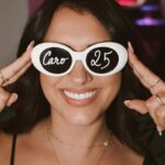 Caroline Ambrosini Instagram - Et voilà, j’ai 25 ans ✨(c’était le 3 octobre) Le temps passe si vite, je suis choquée j’ai encore l’impression d’avoir 18 ans. Comment 7 ans sont passés en un claquement de doigts ? Hein ? Apparement j’arrive dans la plus belle partie de ma vie et pourtant les 25 dernières années on été toutes aussi belles, mouvementées, remplies de joie, de rires, de voyages, de rencontres, d’amitiés et d’accomplissement personnel et professionnel. Je souffle cette 25ème bougie en espérant que les années qui suivent soit bonnes et que mes rêves se réalisent 🖤 Caroline je suis fière de la femme que tu es et que tu continues d’être. #birthday #sunglasses #friends #postoftheday #photooftheday #portrait
