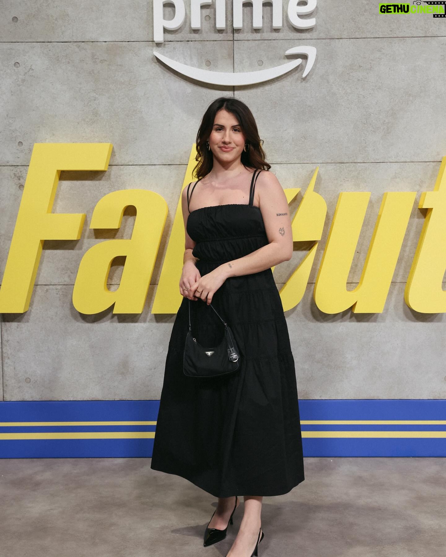 Caroline Ambrosini Instagram - LONDON FALLOUT PREMIERE 💥 J’ai eu la chance d’assister à l’avant première des deux premiers épisodes la nouvelle série « FALLOUT » à Londres, qui sortira le 11 Avril sur @primevideofr Au menu : Un casting de dingue, des décors de malade, des musiques entrainantes , un monde post-apocalyptique et rétro-futuriste. (Je vous en dis pas plus, je vous laisse découvrir ça le 11 Avril) ✨ C’était un week-end inoubliable avec des personnes incroyable à mes côtés, ça me manque déjà . Encore un immense merci à @primevideofr pour l’invitation et pour la confiance que vous m’accordez depuis plus d’un an maintenant. 💙 @falloutonprime @primevideofr #fallout #primevideofr #primevideocreator Collaboration commerciale non rémunérée - Invitation
