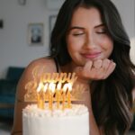 Caroline Ambrosini Instagram - Et voilà, j’ai 25 ans ✨(c’était le 3 octobre) Le temps passe si vite, je suis choquée j’ai encore l’impression d’avoir 18 ans. Comment 7 ans sont passés en un claquement de doigts ? Hein ? Apparement j’arrive dans la plus belle partie de ma vie et pourtant les 25 dernières années on été toutes aussi belles, mouvementées, remplies de joie, de rires, de voyages, de rencontres, d’amitiés et d’accomplissement personnel et professionnel. Je souffle cette 25ème bougie en espérant que les années qui suivent soit bonnes et que mes rêves se réalisent 🖤 Caroline je suis fière de la femme que tu es et que tu continues d’être. #birthday #sunglasses #friends #postoftheday #photooftheday #portrait