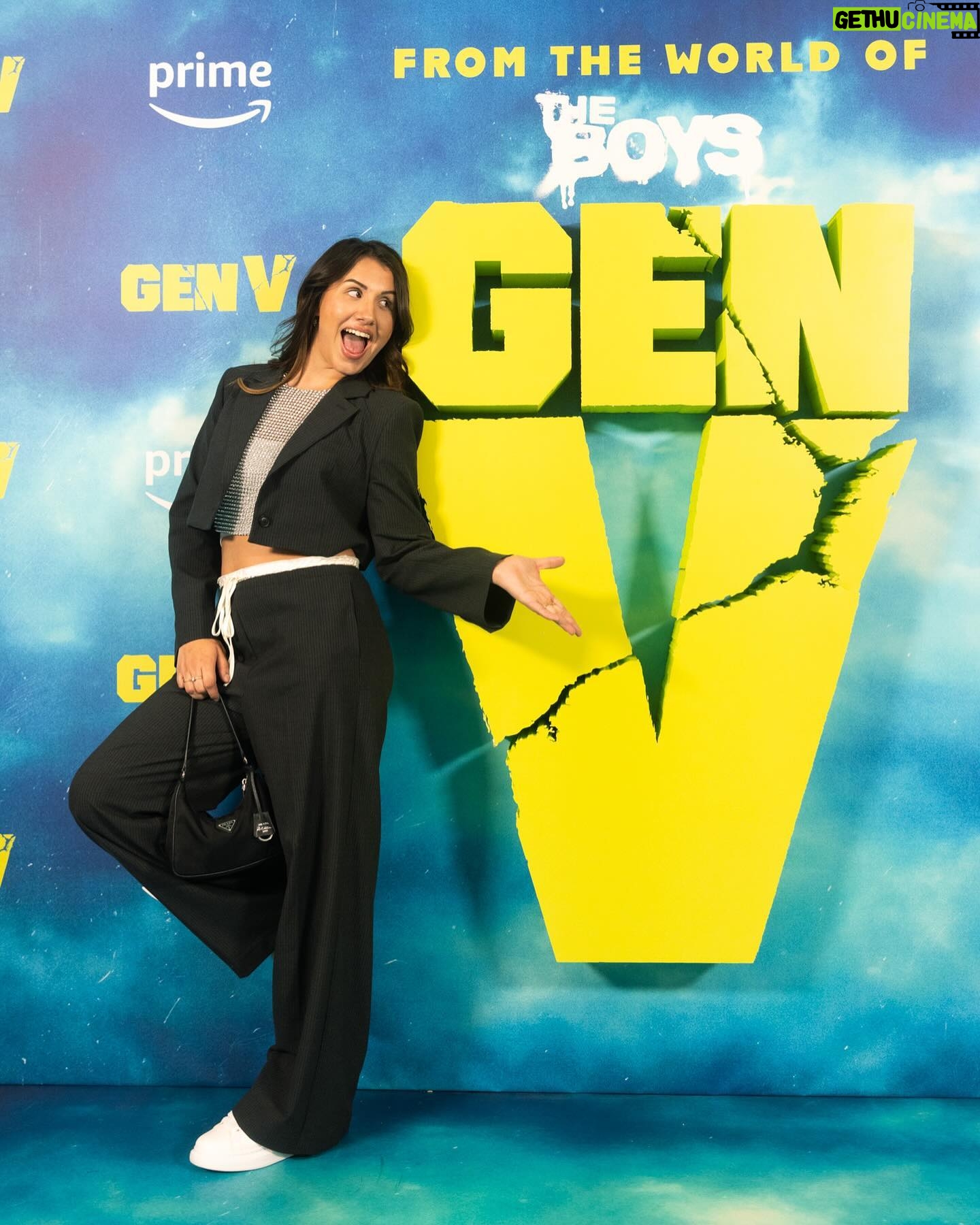 Caroline Ambrosini Instagram - Milano, grazie per i ricordi 🇮🇹💚 Un séjour à Milan molto bene, rempli de rencontres et de souvenirs incroyables. J’ai pu découvrir la nouvelle série “GEN V” : Du monde de The Boys. L’université des Supes, des futurs super-héros avec des pouvoirs plus incroyables les uns que les autres. Humour, action, pouvoirs, sujets de société, tout est dans cette série qui sort le 29 Septembre sur @primevideofr Merci @primevideofr pour cette expérience et merci pour votre confiance 🩵 #publicité #genv Collaboration non rémunérée - Invitation.