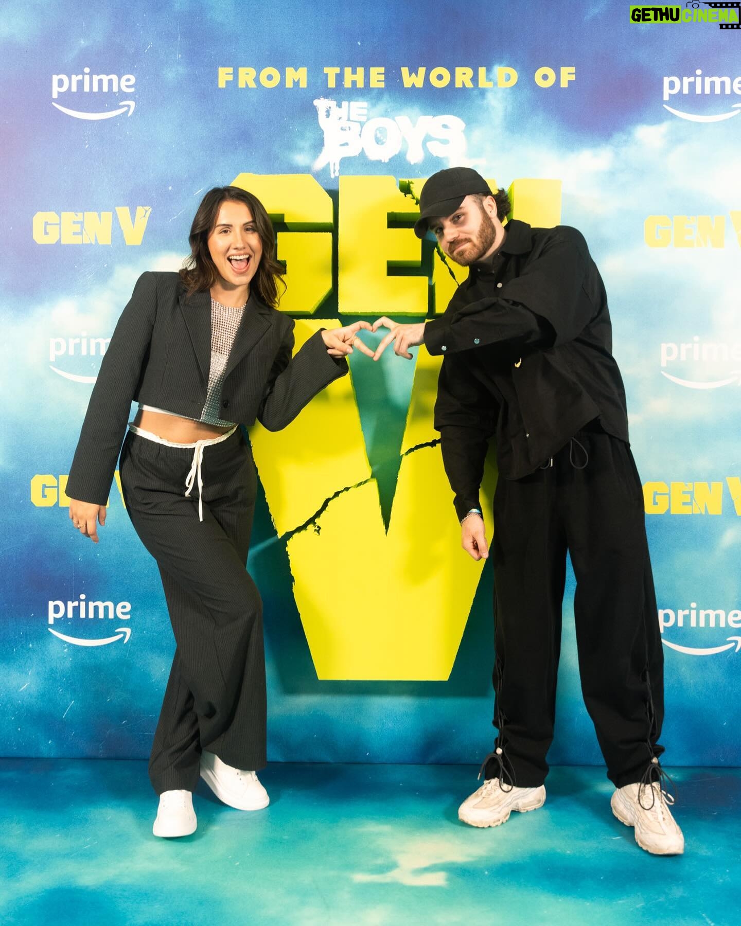 Caroline Ambrosini Instagram - Milano, grazie per i ricordi 🇮🇹💚 Un séjour à Milan molto bene, rempli de rencontres et de souvenirs incroyables. J’ai pu découvrir la nouvelle série “GEN V” : Du monde de The Boys. L’université des Supes, des futurs super-héros avec des pouvoirs plus incroyables les uns que les autres. Humour, action, pouvoirs, sujets de société, tout est dans cette série qui sort le 29 Septembre sur @primevideofr Merci @primevideofr pour cette expérience et merci pour votre confiance 🩵 #publicité #genv Collaboration non rémunérée - Invitation.