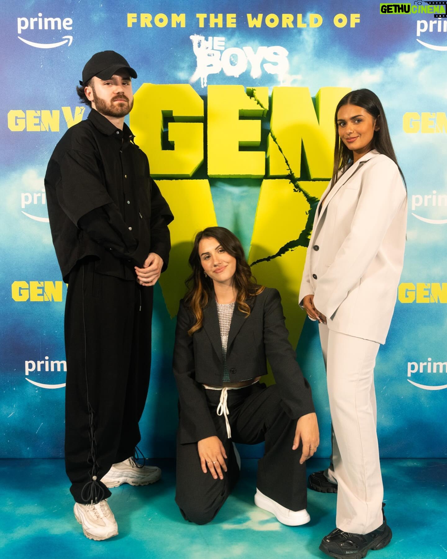 Caroline Ambrosini Instagram - Milano, grazie per i ricordi 🇮🇹💚 Un séjour à Milan molto bene, rempli de rencontres et de souvenirs incroyables. J’ai pu découvrir la nouvelle série “GEN V” : Du monde de The Boys. L’université des Supes, des futurs super-héros avec des pouvoirs plus incroyables les uns que les autres. Humour, action, pouvoirs, sujets de société, tout est dans cette série qui sort le 29 Septembre sur @primevideofr Merci @primevideofr pour cette expérience et merci pour votre confiance 🩵 #publicité #genv Collaboration non rémunérée - Invitation.