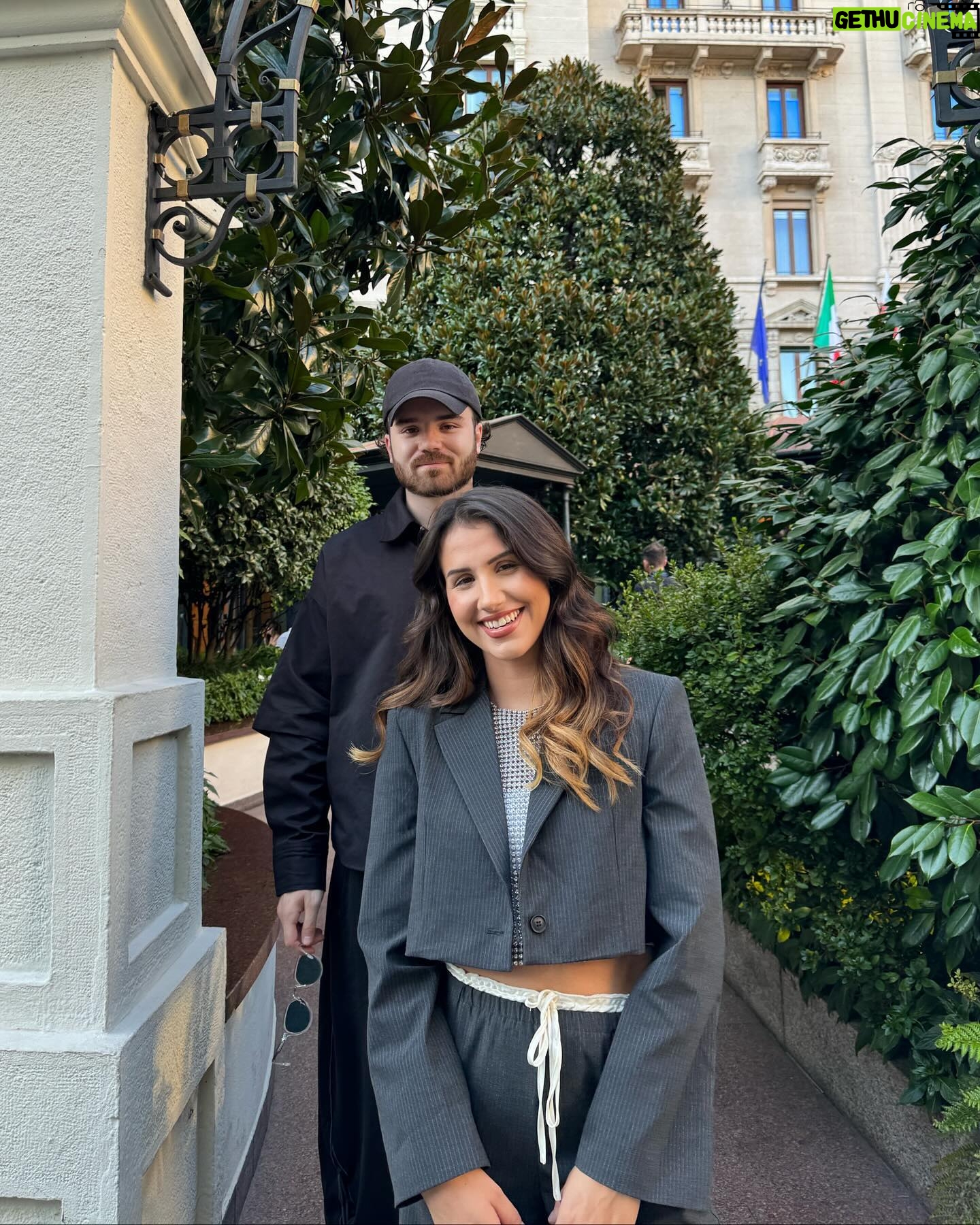 Caroline Ambrosini Instagram - Milano, grazie per i ricordi 🇮🇹💚 Un séjour à Milan molto bene, rempli de rencontres et de souvenirs incroyables. J’ai pu découvrir la nouvelle série “GEN V” : Du monde de The Boys. L’université des Supes, des futurs super-héros avec des pouvoirs plus incroyables les uns que les autres. Humour, action, pouvoirs, sujets de société, tout est dans cette série qui sort le 29 Septembre sur @primevideofr Merci @primevideofr pour cette expérience et merci pour votre confiance 🩵 #publicité #genv Collaboration non rémunérée - Invitation.