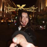 Caroline Ambrosini Instagram - Londres photo dump 🇬🇧 Des illuminations de Noël, une peluche, à manger, une copine, caro la fraise et un show à la Magic Mike, que demander de plus ? Le dernier c’est cadeau et c’est vraiment le quart de ce que j’ai pu voir pendant le show 🔥 #explorer #london #christmaslights #magicmikelondon #photography