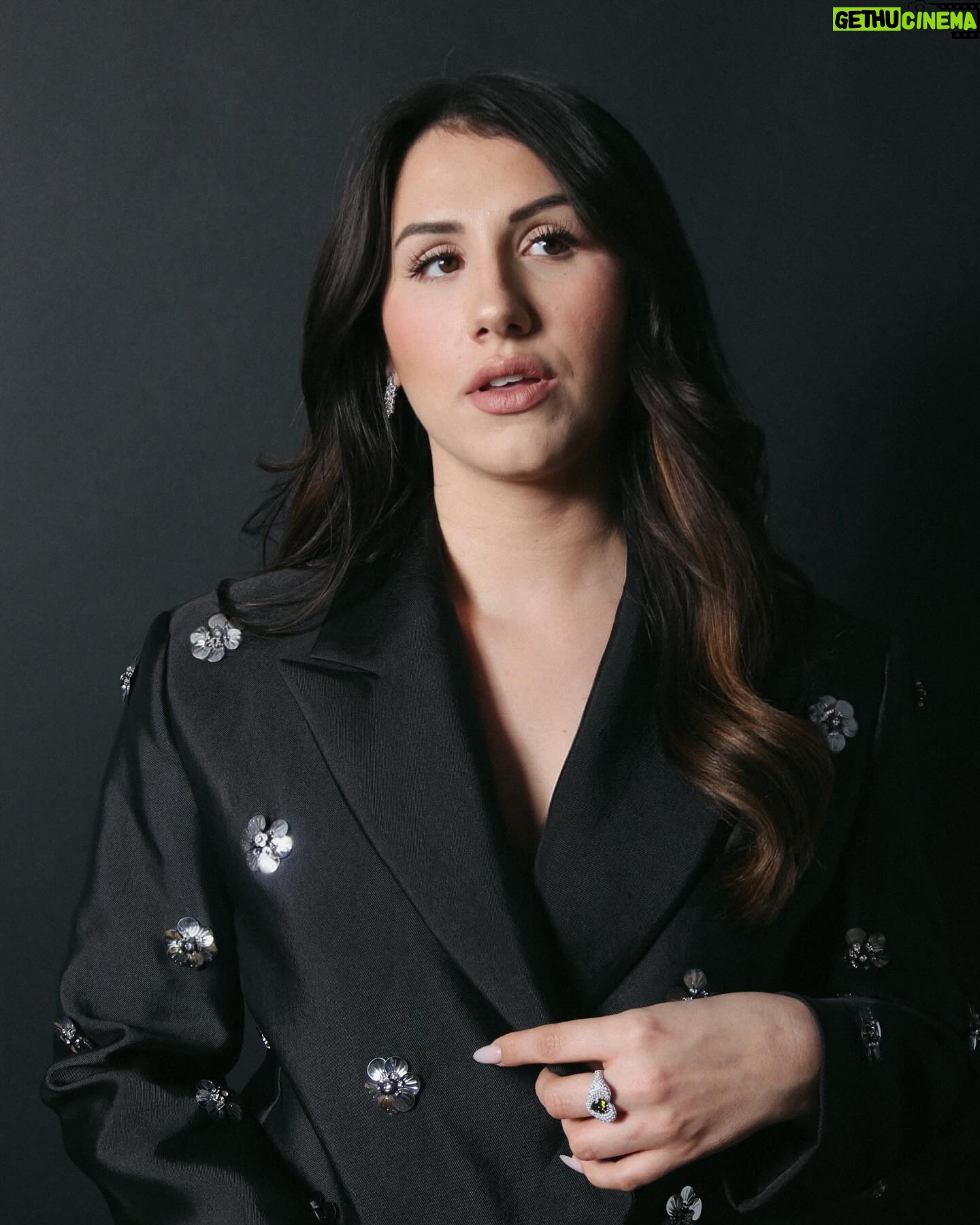 Caroline Ambrosini Instagram - Hier je les regardais sur ma télé, aujourd’hui j’y étais invitée, demain j’y gagnerai. Promis