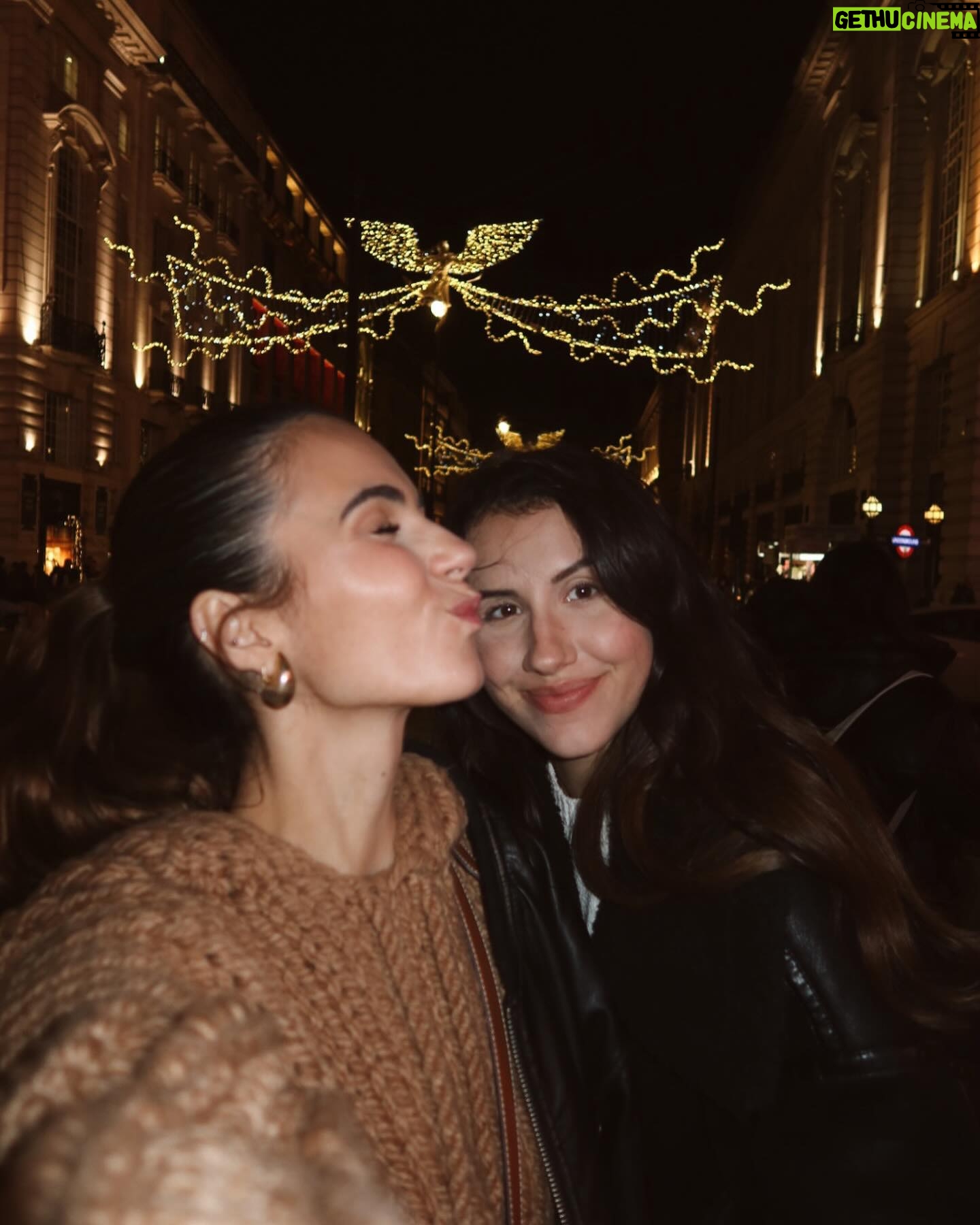 Caroline Ambrosini Instagram - Londres photo dump 🇬🇧 Des illuminations de Noël, une peluche, à manger, une copine, caro la fraise et un show à la Magic Mike, que demander de plus ? Le dernier c’est cadeau et c’est vraiment le quart de ce que j’ai pu voir pendant le show 🔥 #explorer #london #christmaslights #magicmikelondon #photography