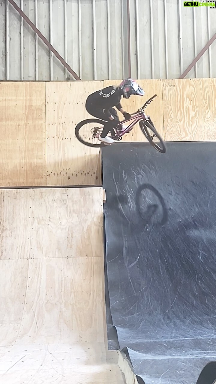 Caroline Buchanan Instagram - Sound of my 🫀 …yesterday was another day of learning new skills on my bike! Adding a bar spin on quarter to the list!!! Skate park: @rampfest #mountainbiking #rampfest #crankworx #slopestylemtb #mtb