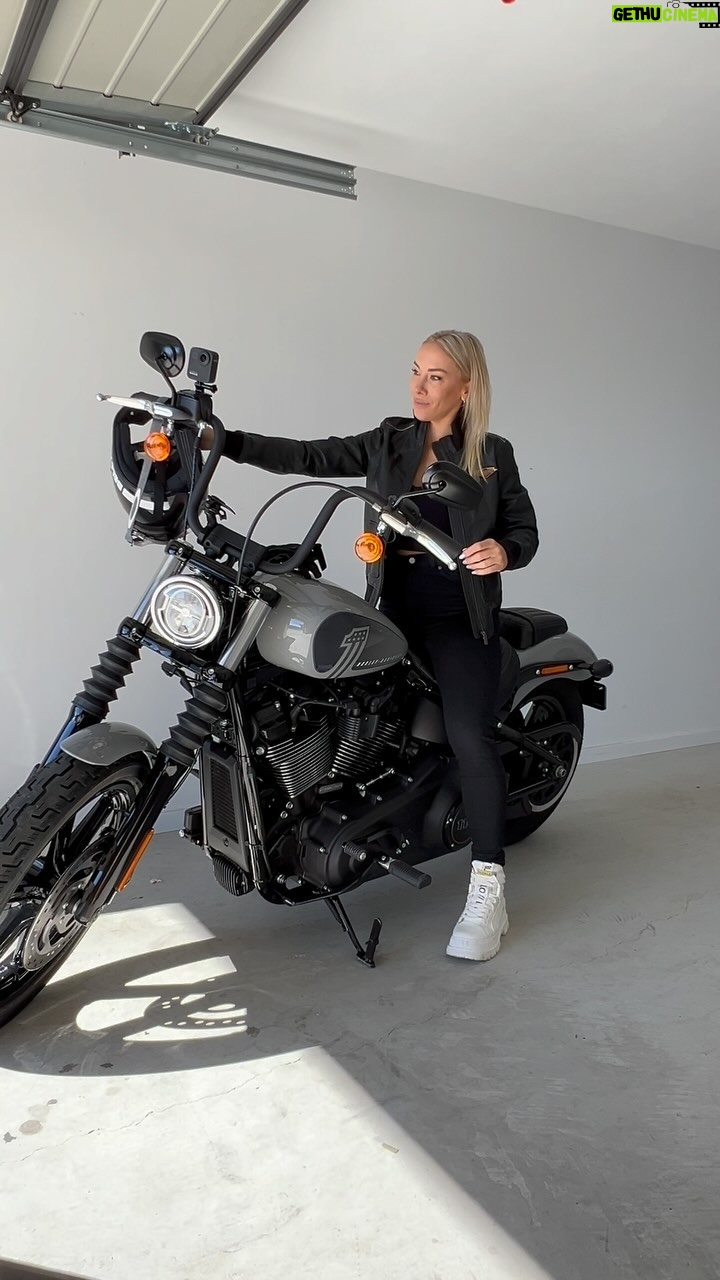 Caroline Buchanan Instagram - 1,2,3,4β¦ suns out @harleyaustralia out ποΈ π¨ #moto #hd #harleydavidson #harleydavidsonaustralia #motorcycle #girlswhoride #mtb #bikelove #throttlegirls #girlscanride #bikelife #fistarmy #bellhelmets #oakley