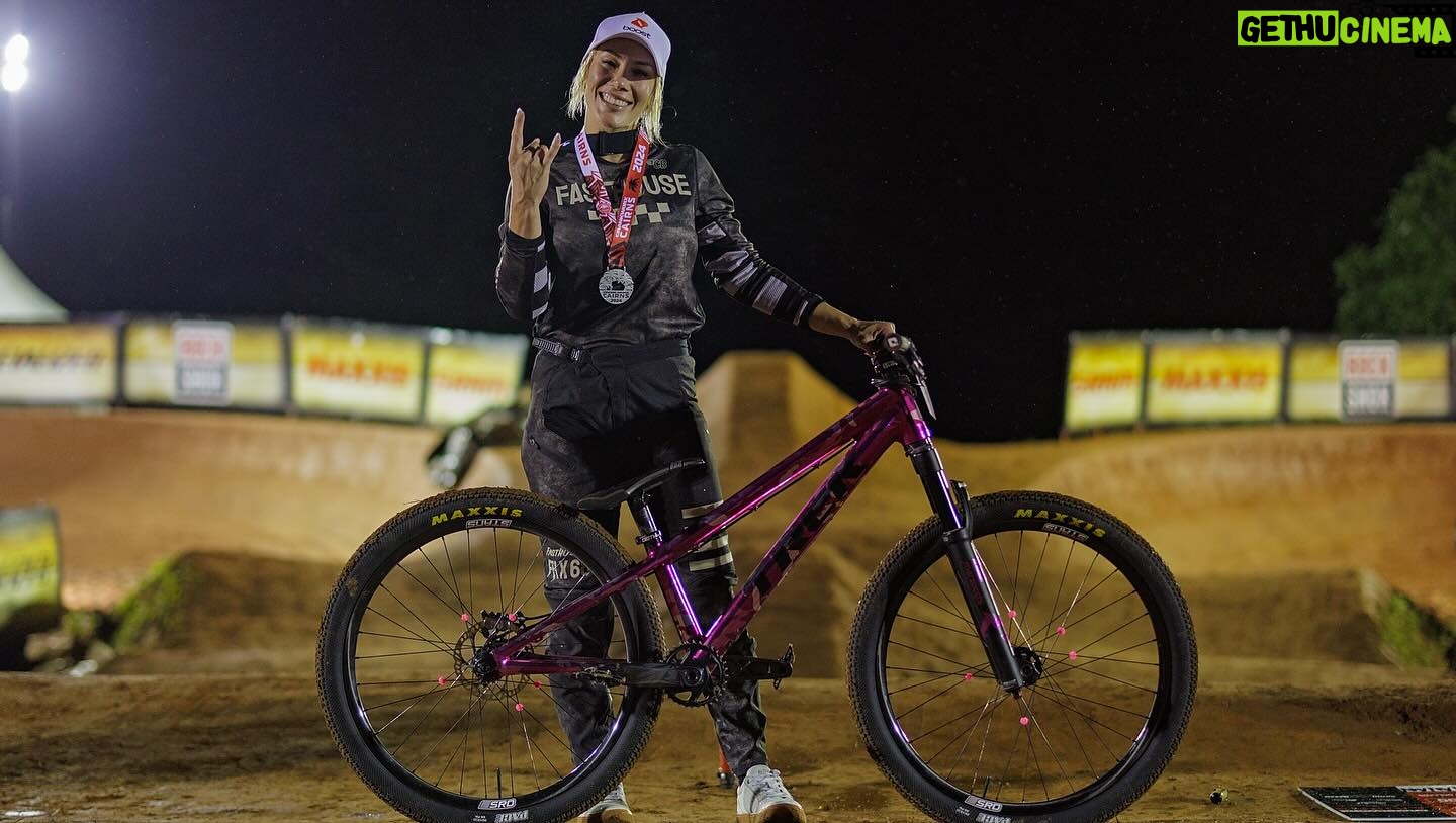 Caroline Buchanan Instagram - The gold medal match up @crankworx Cairns @jamminjordy 🥇 vs 🥈 @cbuchanan68 Photos/ @clinttrahan #pumptrack #pumptracks #mtb #mountainbike #crankworx #racing #mtblife #dirtjumpers #trekbikes