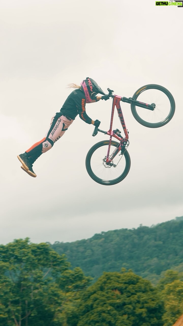 Caroline Buchanan Instagram - Cairns Crankworx is a wrap 💃 @trekbikes • Stoked to place 4th in SLOPESTYLE.. but disappointed missing some tricks and riding a bit nervy with bad weather all week. Excited for the next stop of the FMB world tour in Austria! Let’s go…. Thanks to all the Aussie Fans for bearing the bad weather and cheering the athletes on all week!!!!! Vid// @jxn_visuals #crankworx #slopestyle #slopestylemtb #fmbworldtour #mtb #mountainbike #tricks #girl #mtblife #mtbgirl #cairns #actionsport #trekbikes