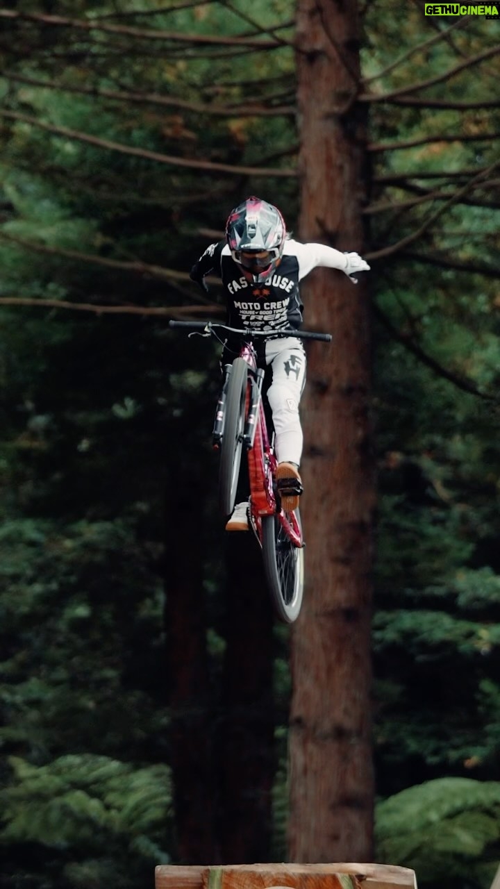 Caroline Buchanan Instagram - π₯ What the videographers see vs what you see! @trekbikes Tune into @crankworx / @redbullbike TV to watch the first ever #womensslopestyle @fmbworldtour live Video// @jxn_visuals #fmbworldtour #crankworx #rotorua #womeninsport #trekbikes #mtb #mtblife #mtblifestyle #cycling
