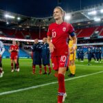 Caroline Graham Hansen Instagram - Det er med tungt hjerte jeg skriver dette. Forteller det jeg nå deler med dere. Landslaget har vært en del av livet mitt siden jeg var 16 år. Jeg har vokst opp her. Fått opplevelser, minner og venner for livet. Det er det stolteste jeg har gjort i min karriere. Å spille for Norge. Representere landet mitt. Kjærligheten for landslaget kommer alltid til å bestå. Selv nå, når jeg tar en pause. Etter et fjorår med hjerteproblemer og nesten 50 kamper, kjenner jeg fortsatt på en fatigue som gjør at jeg må velge å lytte til kroppen. Jeg trenger hvile. Jeg trenger å få hentet meg inn. Uansett hvor tungt dette føles akkurat nå, så håper jeg at dette ikke er et «takk for alt», men et «på gjensyn.» Jeg kommer til å savne laget og håper dere kjører på og vinner frem. Dere fortjener suksess. Jeg unner dere det av hele mitt hjerte. Vær sterkere sammen så er alt mulig. Stor klem Caroline