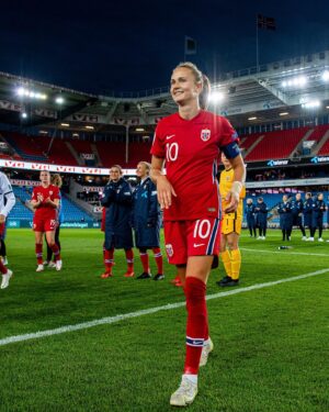 Caroline Graham Hansen Instagram - Det er med tungt hjerte jeg skriver dette. Forteller det jeg nå deler med dere. Landslaget har vært en del av livet mitt siden jeg var 16 år. Jeg har vokst opp her. Fått opplevelser, minner og venner for livet. 
Det er det stolteste jeg har gjort i min karriere. Å spille for Norge. Representere landet mitt. 
Kjærligheten for landslaget kommer alltid til å bestå. 
Selv nå, når jeg tar en pause. 
Etter et fjorår med hjerteproblemer og nesten 50 kamper, kjenner jeg fortsatt på en fatigue som gjør at jeg må velge å lytte til kroppen. Jeg trenger hvile. Jeg trenger å få hentet meg inn. 
Uansett hvor tungt dette føles akkurat nå, så håper jeg at dette ikke er et «takk for alt», men et «på gjensyn.» 
Jeg kommer til å savne laget og håper dere kjører på og vinner frem. Dere fortjener suksess. Jeg unner dere det av hele mitt hjerte. Vær sterkere sammen så er alt mulig. Stor klem Caroline