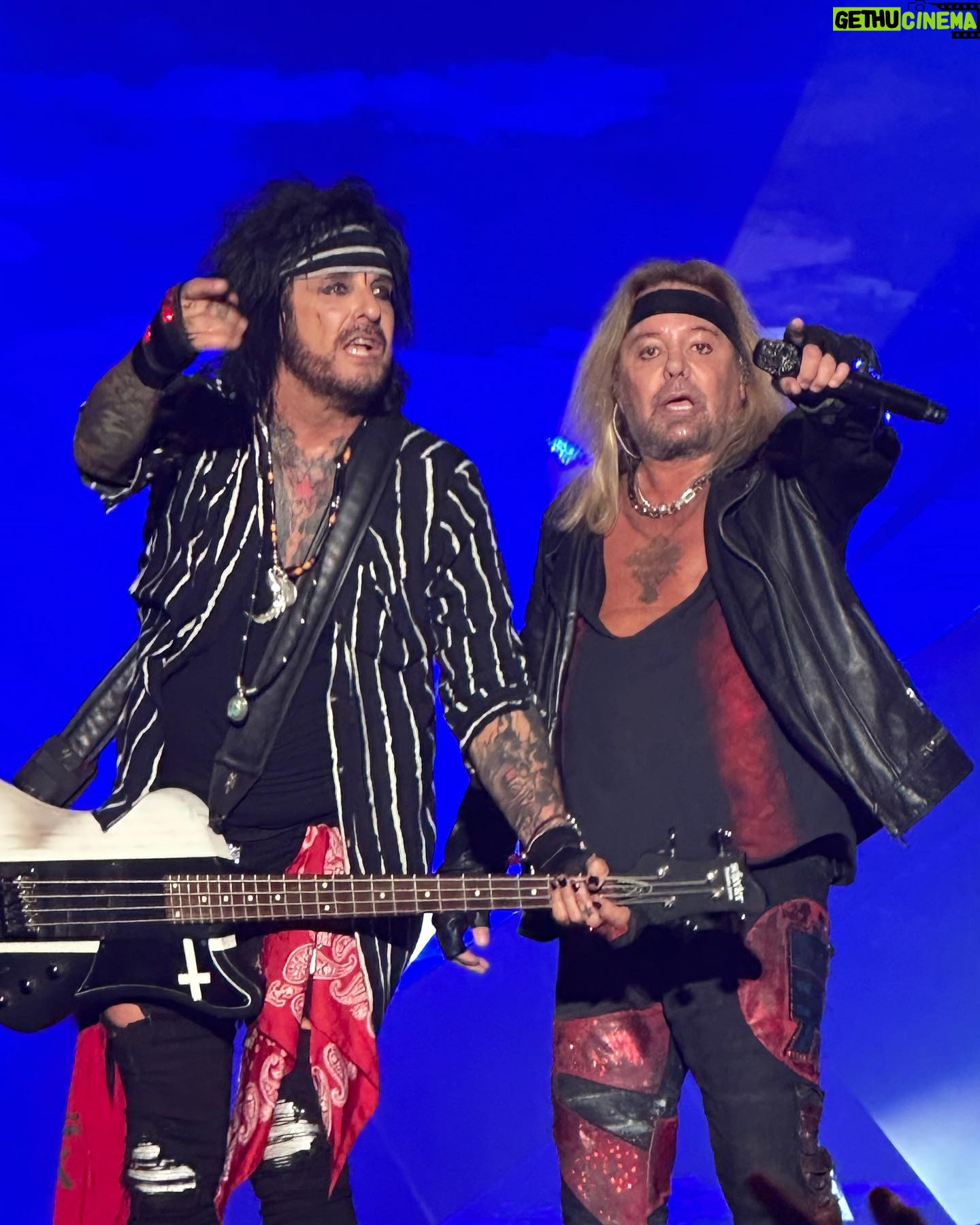 Caroline Rhea Instagram - Yes I’m a giant nerd from Canada but this was the best concert ever! I told my friend I was going to tell @nikkisixxpixx that I knew his Father Nikki Five. Thank you @brittanyfurlan and @tommylee for being so gracious. #bestseatsinthehouse