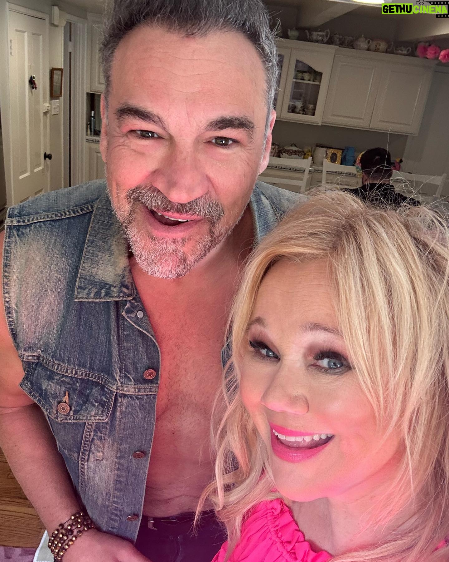 Caroline Rhea Instagram - This is the fourth project that I have done with @alekspaun The first time we got the giggles so badly that I had to ultimately do the scene with the First AD.That was #TheChristmasConsultant with @davidhasselhoff The next time we had movie sex and invented the genre #ComedyPorn in #AVerySordidWedding Today he was hilarious as always. I love you @alekspaun #BigCanadianHunk Look him up he’s literally in everything. #christmas #hunk #canada🇨🇦 BTW I have so much jet lag I can’t see straight.