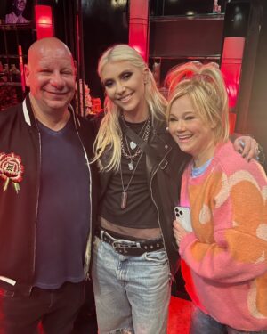 Caroline Rhea Instagram - Many moons ago when Ava was little around 6 the airline had seated us apart and this very nice girl offered to switch because I was on the verge of tears. I just remember that she was sunny and kind. Last night I was @thecomedystore and my beloved friend @therealjeffreyross brought in his friends and she reminded me of when we met. I totally remembered her. Then she mentioned that was Cindy Loo Hoo in The Grinch and that she was in a band called @theprettyreckless I was clueless and then I went home and listened to @taylormomsen and she is a GIANT ROCK STAR! Most importantly she is a giant heart. #kindnesswins