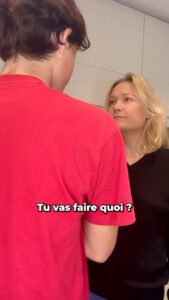 Caroline Vigneaux Instagram - Auriez-vous une solution avec ces ados ?! 😅😂 #mereindigne #mère #famille #humour #comedie #standup #adolescentes #adolescents #ados #lycee