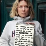 Caroline Vigneaux Instagram – LE COUTEAU AU DESSUS 
DE MA TÊTE IL ME 
MENACE DE FAIRE 
« UN MASSACRE SUR 
TOUTE LA FAMILLE. » 
AVEC MON FILS ON FUIT 
IL DÉNONCE UN 
ENLÈVEMENT D’ENFANT 
ET OBTIENT LA GARDE 
MA PLAINTE EST CLASSÉE 
SANS SUITE. MON RECOURS
EST … REJETÉ !!

LÉA 32 ans

@carolinevigneaux porte le témoignage de Léa qui préfère garder l’anonymat.
UN IMMENSE MERCI À TOUTES LES DEUX !!!

Comment ne pas prendre ces menaces au sérieux et chercher à protéger son enfant ?
Pour rappel en 2023, 26 enfants ont été tués, dont 8 avec leur mère par le compagnon de celle-ci dans un contexte de séparation. Alison Blondy/Jessica Stephan pour @apres_les_violences 

#AprèsLesViolences est une action photographique collective et solidaire avec les femmes et les enfants victimes de #violencesintrafamiliales, comme avec les familles victimes de féminicides. 

J’expose 10 tirages #APRÈSLESVIOLENCES du 24 au 30 juin au 61 3 rue de l’Oise Paris 19è.
Merci le 61, merci @yael.caux 

*Le 27 juin à 19h, VERNISSAGE !
Un grand merci pour les prises de parole de : @laurarapp_1 , Alizé Bernard, Lucien Douib, Alison Blondy,  Arnaud Godefroy, Sophia Antoine, Jérôme Giusti, Stephanie Gateau, Muriel Réus, @sandrine_bouchait_unff

*Le 25 juin à 19h, soirée spéciale organisée par @lesjoursfr 
Rencontre avec @romanebrisard et Maman du Ciel (activiste pour les droits de l’enfance) : kidnapper son enfant pour la·e protéger de l’inceste. 

« Le féminicide est un crime de masse, un crime collectif. » Christelle Taraud

Avec  @jessica._.stephan et Alison BLONDY @lily_antovska pour #AprèsLesViolences, NOUS DEMANDONS : 
* le retrait ou la suspension de l’exercice de l’autorité parentale du parent violent
* une prise en charge psychologique systématique des enfants victimes 

* que l’ASE ne sépare plus les enfants victimes de violences conjugales de leur parent protecteur …

POUR UNE EUROPE FÉMINISTE !

Un grand MERCI à toutes celles et ceux qui ont posé pour #AprèsLesViolences, à toutes celles et ceux soutiennent mon action, à mes partenaires.