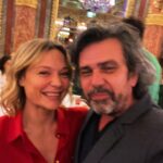 Caroline Vigneaux Instagram – Bonne pioche pour le Président @jm.dumontet et son délégué général @huguesleforestier ; ils ont eu l’excellente idée de confier la 35eme soirée des Molieres à la bienveillante et très élégante @carolinevigneaux . Avec humour et sans méchanceté elle a su entre autre, faire plonger l’olympisme à la cérémonie, nous faire rire, s’indigner, dénoncer, mettre en avant les invisibles, s’adresser avec beaucoup de tact, d’humour et de franchise à notre ministre de la culture @rachidadati et faire chanter une salle réputée récalcitrante à l’exercice.

Autrice, interprète, metteuse en scène,….. productrice… elle a tous les talents et en plus, et ce n’est sans doute pas un hasard, elle est membre de @lasceneindependante – syndicat national des entrepreneurs de spectacles 

Je ne sais pas comment les téléspectateurs auront reçu la soirée, si les audiences seront bonnes mais pour ma part j’ai trouvé que remettre 19 récompenses en 2h15… c’est déjà pas si mal. Et puis…

L’intervention des intermittents était certes sobre mais pertinente. Ça change et c’est bien.
La séquence des disparus @alicetaglioni_officiel au piano était très émouvante. L’occasion de revoir Marguerite Gourgue et Colette Nucci… deux grandes dames du théâtre. 
@francis_huster_ éternel jeune homme était très affuté.
L’irrésistible sagacité de @sophia.aram qui a courageusement défendue la vie et qui malgré son émotion a su garder le sens de l’humour…
Le discours positif et apaisant du président @jmdproduction rappelant notre chance de vivre en France et nous invitant à cultiver et à promouvoir le bonheur.

Deux regrets : pas de Molières pour @ascarideariane (🥲) et pas de Molieres pour Denali pourtant nommée 4 fois.
J’aurais aimé que leurs talents soient salués. Mais je n’ai aucun doute ; nous allons très bientôt et pour longtemps entendre parler de @nicolaslbq , @luce.est.cool et toute la troupe de Denali. Foncez voir leur spectacle ; c’est formidable.

Cela nous a presque fait oublier que demain la flamme olympique arrive à Marseille… et que l’OM devra aller faire jeudi un miracle à l’Atalanta… allez l’OM et vive le théâtre !
