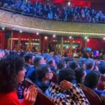 Caroline Vigneaux Instagram – Bonne pioche pour le Président @jm.dumontet et son délégué général @huguesleforestier ; ils ont eu l’excellente idée de confier la 35eme soirée des Molieres à la bienveillante et très élégante @carolinevigneaux . Avec humour et sans méchanceté elle a su entre autre, faire plonger l’olympisme à la cérémonie, nous faire rire, s’indigner, dénoncer, mettre en avant les invisibles, s’adresser avec beaucoup de tact, d’humour et de franchise à notre ministre de la culture @rachidadati et faire chanter une salle réputée récalcitrante à l’exercice.

Autrice, interprète, metteuse en scène,….. productrice… elle a tous les talents et en plus, et ce n’est sans doute pas un hasard, elle est membre de @lasceneindependante – syndicat national des entrepreneurs de spectacles 

Je ne sais pas comment les téléspectateurs auront reçu la soirée, si les audiences seront bonnes mais pour ma part j’ai trouvé que remettre 19 récompenses en 2h15… c’est déjà pas si mal. Et puis…

L’intervention des intermittents était certes sobre mais pertinente. Ça change et c’est bien.
La séquence des disparus @alicetaglioni_officiel au piano était très émouvante. L’occasion de revoir Marguerite Gourgue et Colette Nucci… deux grandes dames du théâtre. 
@francis_huster_ éternel jeune homme était très affuté.
L’irrésistible sagacité de @sophia.aram qui a courageusement défendue la vie et qui malgré son émotion a su garder le sens de l’humour…
Le discours positif et apaisant du président @jmdproduction rappelant notre chance de vivre en France et nous invitant à cultiver et à promouvoir le bonheur.

Deux regrets : pas de Molières pour @ascarideariane (🥲) et pas de Molieres pour Denali pourtant nommée 4 fois.
J’aurais aimé que leurs talents soient salués. Mais je n’ai aucun doute ; nous allons très bientôt et pour longtemps entendre parler de @nicolaslbq , @luce.est.cool et toute la troupe de Denali. Foncez voir leur spectacle ; c’est formidable.

Cela nous a presque fait oublier que demain la flamme olympique arrive à Marseille… et que l’OM devra aller faire jeudi un miracle à l’Atalanta… allez l’OM et vive le théâtre !