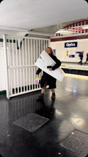 Caroline Vigneaux Instagram - Ma campagne d’affichage du métro a été censurée… 
Je suis donc allée la coller moi-même ! 

Dîtes-moi en commentaire si vous aussi vous auriez censuré ! 😅

Et si vous voulez connaître les réponses rendez-vous sur mon site internet. 😉

#metro #metroparisien #paris #affiche #affichage #censure #affichagemetro #humour #comedie #carolinevigneaux