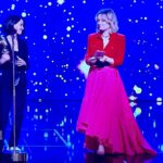 Caroline Vigneaux Instagram - Quelle joie de voir l’immense et unique @sophia.aram récompensée du #molière de l’humour, après un discours d’inclusion brillant et courageux 🙌🏆✨ Une cérémonie superbement orchestrée par la géniale @carolinevigneaux , jubilante et sorore 🌸 #nuitdesmolieres #humour @francetelevisions @mediaclubelles @solenestg