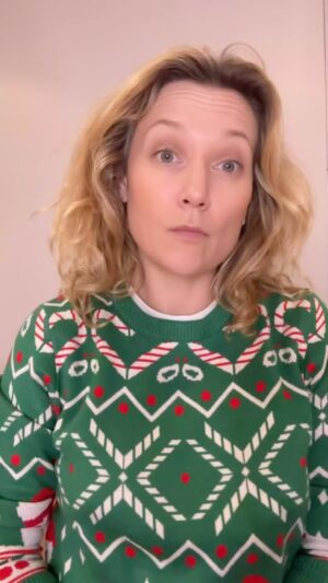 Caroline Vigneaux Instagram - Cette année encore des milliers de personnes âgées vont passer les fêtes de Noël toutes seules dans les EHPAD… Afin de leur apporter un peu de bonheur, vous pouvez leur écrire une lettre à l’adresse suivante : 

ASSO ATJ - 19 rue Étienne d’Orves, 92270 Bois-Colombes. 

Ce sera peut-être le début d’une jolie relation 😉