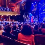 Caroline Vigneaux Instagram - Quelle joie de voir l’immense et unique @sophia.aram récompensée du #molière de l’humour, après un discours d’inclusion brillant et courageux 🙌🏆✨ Une cérémonie superbement orchestrée par la géniale @carolinevigneaux , jubilante et sorore 🌸 #nuitdesmolieres #humour @francetelevisions @mediaclubelles @solenestg