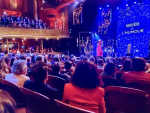 Caroline Vigneaux Instagram - Quelle joie de voir l’immense  et unique @sophia.aram récompensée du #molière de l’humour, après un discours d’inclusion brillant et courageux 🙌🏆✨

Une cérémonie superbement orchestrée par la géniale @carolinevigneaux , jubilante et sorore 🌸

#nuitdesmolieres #humour @francetelevisions 
@mediaclubelles @solenestg