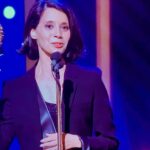 Caroline Vigneaux Instagram - Quelle joie de voir l’immense et unique @sophia.aram récompensée du #molière de l’humour, après un discours d’inclusion brillant et courageux 🙌🏆✨ Une cérémonie superbement orchestrée par la géniale @carolinevigneaux , jubilante et sorore 🌸 #nuitdesmolieres #humour @francetelevisions @mediaclubelles @solenestg