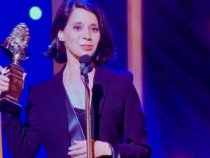 Caroline Vigneaux Instagram - Quelle joie de voir l’immense  et unique @sophia.aram récompensée du #molière de l’humour, après un discours d’inclusion brillant et courageux 🙌🏆✨

Une cérémonie superbement orchestrée par la géniale @carolinevigneaux , jubilante et sorore 🌸

#nuitdesmolieres #humour @francetelevisions 
@mediaclubelles @solenestg