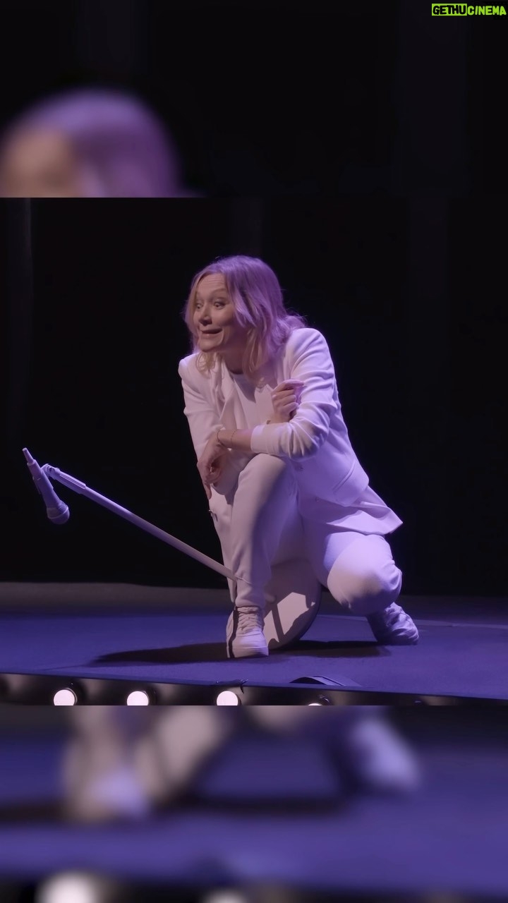 Caroline Vigneaux Instagram - In Vigneaux Veritas, un spectacle sur la vérité 😉 Pour le découvrir, retrouvez-moi à 19h00 du mercredi au samedi au @theatreedouard7 jusqu’au 30 mars 😍 #humour #spectacle #theatreedouardvii #standup #comedy #lol #vérité #invigneauxveritas #carolinevigneaux