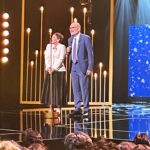 Caroline Vigneaux Instagram – Bonne pioche pour le Président @jm.dumontet et son délégué général @huguesleforestier ; ils ont eu l’excellente idée de confier la 35eme soirée des Molieres à la bienveillante et très élégante @carolinevigneaux . Avec humour et sans méchanceté elle a su entre autre, faire plonger l’olympisme à la cérémonie, nous faire rire, s’indigner, dénoncer, mettre en avant les invisibles, s’adresser avec beaucoup de tact, d’humour et de franchise à notre ministre de la culture @rachidadati et faire chanter une salle réputée récalcitrante à l’exercice.

Autrice, interprète, metteuse en scène,….. productrice… elle a tous les talents et en plus, et ce n’est sans doute pas un hasard, elle est membre de @lasceneindependante – syndicat national des entrepreneurs de spectacles 

Je ne sais pas comment les téléspectateurs auront reçu la soirée, si les audiences seront bonnes mais pour ma part j’ai trouvé que remettre 19 récompenses en 2h15… c’est déjà pas si mal. Et puis…

L’intervention des intermittents était certes sobre mais pertinente. Ça change et c’est bien.
La séquence des disparus @alicetaglioni_officiel au piano était très émouvante. L’occasion de revoir Marguerite Gourgue et Colette Nucci… deux grandes dames du théâtre. 
@francis_huster_ éternel jeune homme était très affuté.
L’irrésistible sagacité de @sophia.aram qui a courageusement défendue la vie et qui malgré son émotion a su garder le sens de l’humour…
Le discours positif et apaisant du président @jmdproduction rappelant notre chance de vivre en France et nous invitant à cultiver et à promouvoir le bonheur.

Deux regrets : pas de Molières pour @ascarideariane (🥲) et pas de Molieres pour Denali pourtant nommée 4 fois.
J’aurais aimé que leurs talents soient salués. Mais je n’ai aucun doute ; nous allons très bientôt et pour longtemps entendre parler de @nicolaslbq , @luce.est.cool et toute la troupe de Denali. Foncez voir leur spectacle ; c’est formidable.

Cela nous a presque fait oublier que demain la flamme olympique arrive à Marseille… et que l’OM devra aller faire jeudi un miracle à l’Atalanta… allez l’OM et vive le théâtre !