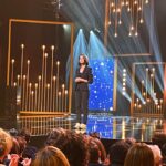 Caroline Vigneaux Instagram – Bonne pioche pour le Président @jm.dumontet et son délégué général @huguesleforestier ; ils ont eu l’excellente idée de confier la 35eme soirée des Molieres à la bienveillante et très élégante @carolinevigneaux . Avec humour et sans méchanceté elle a su entre autre, faire plonger l’olympisme à la cérémonie, nous faire rire, s’indigner, dénoncer, mettre en avant les invisibles, s’adresser avec beaucoup de tact, d’humour et de franchise à notre ministre de la culture @rachidadati et faire chanter une salle réputée récalcitrante à l’exercice.

Autrice, interprète, metteuse en scène,….. productrice… elle a tous les talents et en plus, et ce n’est sans doute pas un hasard, elle est membre de @lasceneindependante – syndicat national des entrepreneurs de spectacles 

Je ne sais pas comment les téléspectateurs auront reçu la soirée, si les audiences seront bonnes mais pour ma part j’ai trouvé que remettre 19 récompenses en 2h15… c’est déjà pas si mal. Et puis…

L’intervention des intermittents était certes sobre mais pertinente. Ça change et c’est bien.
La séquence des disparus @alicetaglioni_officiel au piano était très émouvante. L’occasion de revoir Marguerite Gourgue et Colette Nucci… deux grandes dames du théâtre. 
@francis_huster_ éternel jeune homme était très affuté.
L’irrésistible sagacité de @sophia.aram qui a courageusement défendue la vie et qui malgré son émotion a su garder le sens de l’humour…
Le discours positif et apaisant du président @jmdproduction rappelant notre chance de vivre en France et nous invitant à cultiver et à promouvoir le bonheur.

Deux regrets : pas de Molières pour @ascarideariane (🥲) et pas de Molieres pour Denali pourtant nommée 4 fois.
J’aurais aimé que leurs talents soient salués. Mais je n’ai aucun doute ; nous allons très bientôt et pour longtemps entendre parler de @nicolaslbq , @luce.est.cool et toute la troupe de Denali. Foncez voir leur spectacle ; c’est formidable.

Cela nous a presque fait oublier que demain la flamme olympique arrive à Marseille… et que l’OM devra aller faire jeudi un miracle à l’Atalanta… allez l’OM et vive le théâtre !