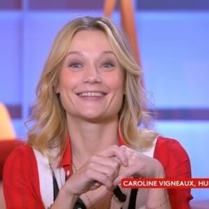Caroline Vigneaux Instagram - Merci @c_a_vous, c’était trop sympa!☺️
Et merci à @benjamintorrezan, c’était délicieux 😍😍

@herold.paris 
@leclaireur 

#càvouslasuite #promo #nouveauspectacle #spectacle #humour #onewomanshow #theatreedouard7