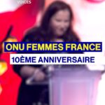 Caroline Vigneaux Instagram – 🚨« Un tiers des femmes dans le monde a été ou sera victime de violence, sexisme ordinaire, viol, féminicide, emprise psychologique, une femme sur trois» a martelé Céline Mas, Présidente d’ONU Femmes France.

➡️« Le droit des femmes et des filles est un axe prioritaire, intégré dans tous les aspects de sa politique étrangère, le phénomène de backlash que nous connaissons aujourd’hui, ne doit pas être pris à la légère »…a réaffirmé Bérangère Couillard, Ministre de l’Egalité Femmes-hommes.

➡️« Grâce à ONU Femmes France, nous allons pouvoir aider les femmes au Sénégal de façon très concrète et pérenne » a détaillé Prisca Thevenot, Secrétaire d’Etat à la jeunesse.

🇺🇳 Avec « Leave No Woman Behind », Onu Femmes France, étendra son action au Sénégal avec un programme d’autonomisation économique, orienté plus particulièrement sur l’inclusion numérique et la ruralité. 

🙏🏻Grâce à la générosité des partenaires comme Orange, Mirova ou L’Oréal, 600000 € ont été récoltés  et plus de 2500 femmes rejoindront l’initiative.

#gala #onufemmesfrance #unwomen #Leaveniwomanbehind #peace #elisatovati #berengerecouillard #priscathevenot #carolinevigneaux #sandrinequetier @boucheraazzouz @carolinario @nadegebeaussondiagne @frederiquebel_ @catherinebaba @ catherinereichert @carlottagradin @marine_aubin @berangerecouillard