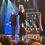 Caroline Vigneaux Instagram – Bonne pioche pour le Président @jm.dumontet et son délégué général @huguesleforestier ; ils ont eu l’excellente idée de confier la 35eme soirée des Molieres à la bienveillante et très élégante @carolinevigneaux . Avec humour et sans méchanceté elle a su entre autre, faire plonger l’olympisme à la cérémonie, nous faire rire, s’indigner, dénoncer, mettre en avant les invisibles, s’adresser avec beaucoup de tact, d’humour et de franchise à notre ministre de la culture @rachidadati et faire chanter une salle réputée récalcitrante à l’exercice.

Autrice, interprète, metteuse en scène,….. productrice… elle a tous les talents et en plus, et ce n’est sans doute pas un hasard, elle est membre de @lasceneindependante – syndicat national des entrepreneurs de spectacles 

Je ne sais pas comment les téléspectateurs auront reçu la soirée, si les audiences seront bonnes mais pour ma part j’ai trouvé que remettre 19 récompenses en 2h15… c’est déjà pas si mal. Et puis…

L’intervention des intermittents était certes sobre mais pertinente. Ça change et c’est bien.
La séquence des disparus @alicetaglioni_officiel au piano était très émouvante. L’occasion de revoir Marguerite Gourgue et Colette Nucci… deux grandes dames du théâtre. 
@francis_huster_ éternel jeune homme était très affuté.
L’irrésistible sagacité de @sophia.aram qui a courageusement défendue la vie et qui malgré son émotion a su garder le sens de l’humour…
Le discours positif et apaisant du président @jmdproduction rappelant notre chance de vivre en France et nous invitant à cultiver et à promouvoir le bonheur.

Deux regrets : pas de Molières pour @ascarideariane (🥲) et pas de Molieres pour Denali pourtant nommée 4 fois.
J’aurais aimé que leurs talents soient salués. Mais je n’ai aucun doute ; nous allons très bientôt et pour longtemps entendre parler de @nicolaslbq , @luce.est.cool et toute la troupe de Denali. Foncez voir leur spectacle ; c’est formidable.

Cela nous a presque fait oublier que demain la flamme olympique arrive à Marseille… et que l’OM devra aller faire jeudi un miracle à l’Atalanta… allez l’OM et vive le théâtre !